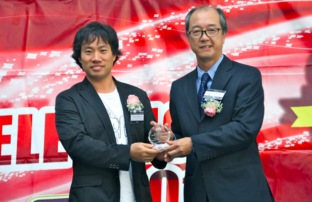 Dr. Sung Kim (Left) receiving the award from President Tony Chan (Right)