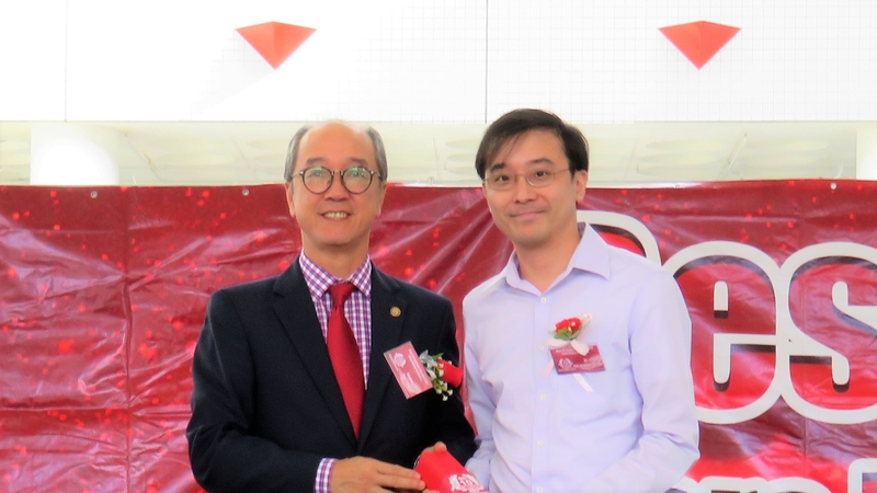 Dr. Desmond Tsoi (right) received the Best Ten Lecturers Award from President Prof. Tony F Chan (left) on November 28, 2017.