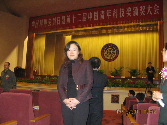 Prof Qian ZHANG at the award presentation ceremony of the Chinese Young Scientist Award
