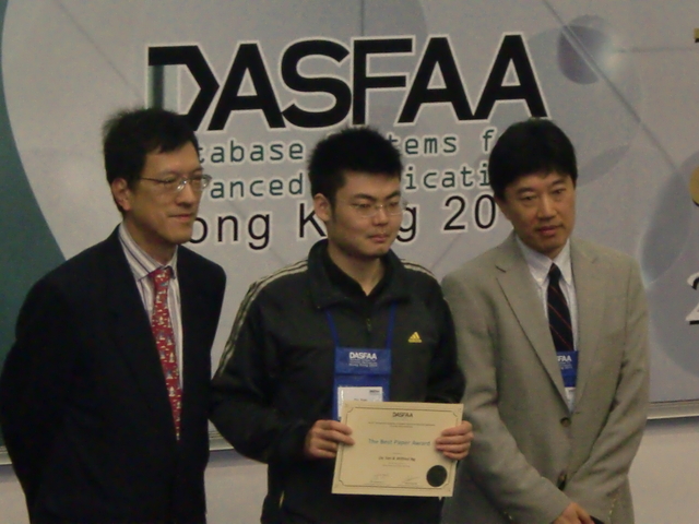 Yan Da (center) at DASFAA 2011 Award Presentation Ceremony
