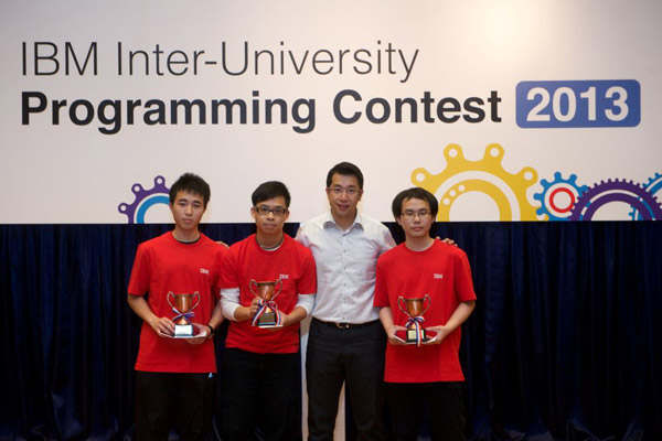 Alton, Jacky, Mr Gordon SIT (Leader, Software Group in IBM), and Kwun Wing at the award presentation ceremony