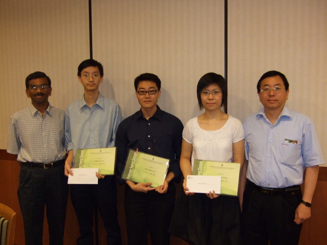 (From right to left) Professor Lionel NI, TANG Pui Ching, CHU Kwan Ho and HAN Ka Yue (Awardees of Professor Samuel Chanson Best FYP Award), Dr. Jogesh MUPPALA (Supervisor of this FYP group).