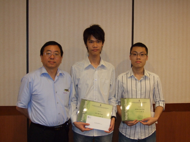 (From right to left) WONG Chun Ning and LAI San Yuen (Awardees of Professor Samuel Chanson Best FYP Award), Professor Lionel NI.