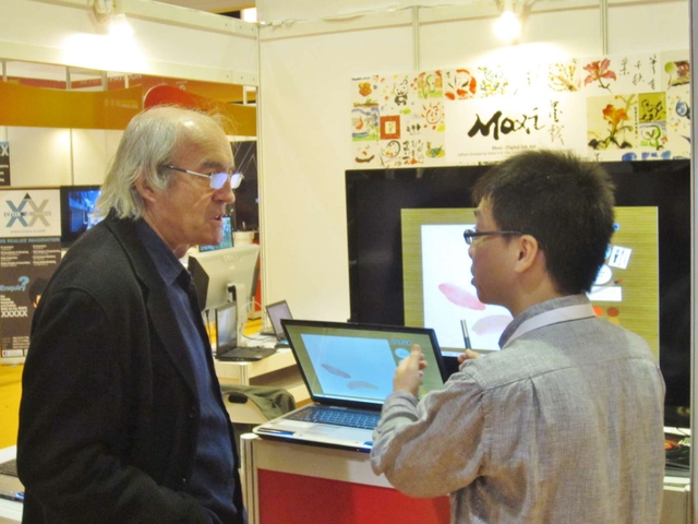 Mr Chu introducing Moxi to Mr. Bill Buxton, one of the keynote speakers of the event