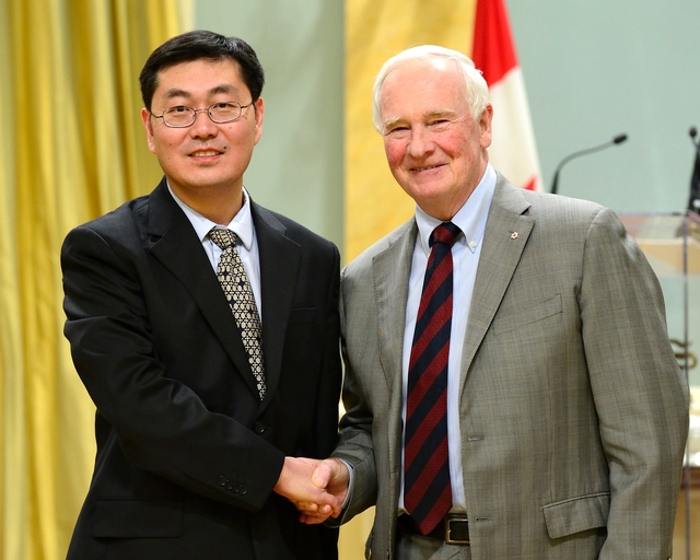 Jiangchuan (left) and Mr David Johnston, the Governor General of Canada at the award presentation ceremony on 18 February 2015 in Ottawa