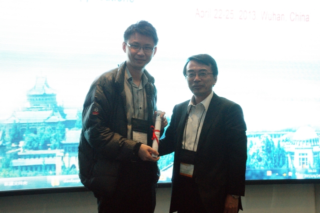 Prof Kenneth Leung and Prof Katsumi Tanaka from Kyoto University at the award presentation ceremony of DASFAA 2013 at Wuhan, China