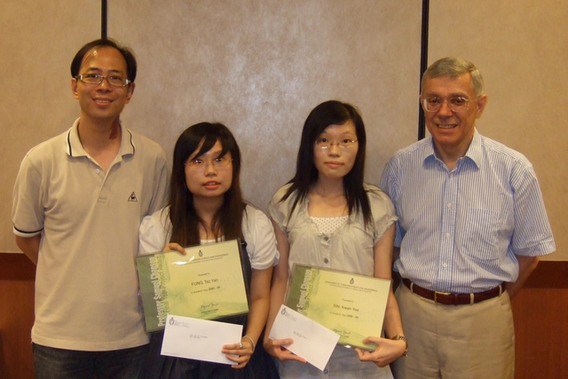 (From left to right) Prof. Siu-wing CHENG, FUNG Tsz Yan, SIN Kwan Yee (Awardees of Professor Samuel Chanson Best FYP Award), Prof. Fred LOCHOVSKY (FYP supervisor of the group)